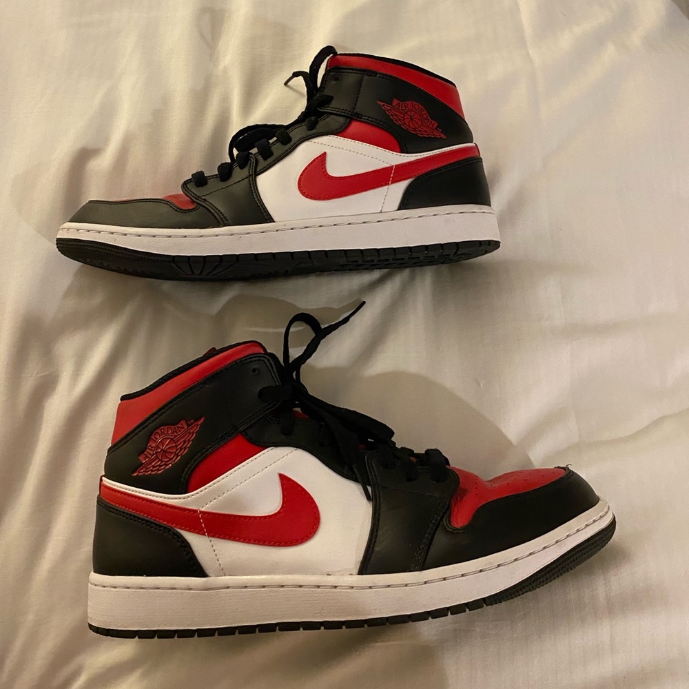 Jordan 1 Mid Black Fire Red